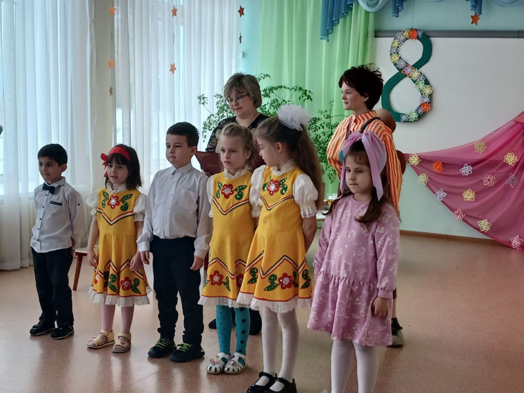 8 марта.